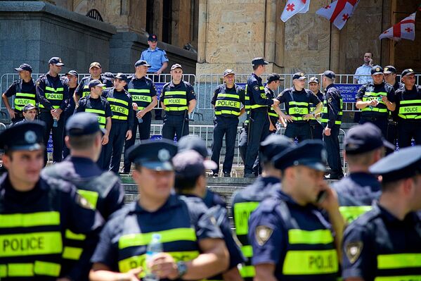 В понедельник на акции у парламента во второй половине дня полицейских казалось, было больше чем митингующих. Участников протеста было всего около 500. Среди них были лидеры Нацдвижения – Заал Удумашвили, Ника Мелия, Саломе Самадашвили - Sputnik Грузия