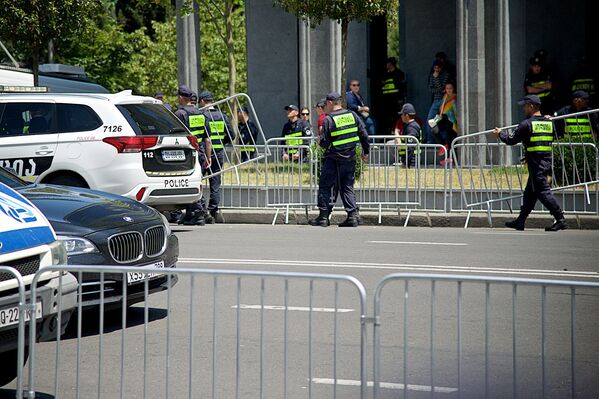 Затем сотрудники полиции полностью разобрали палатки, установленные у парламента на проспекте Руставели - Sputnik Грузия