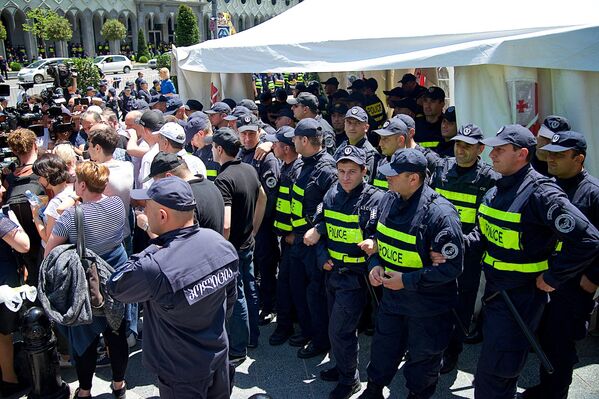 Несмотря на действия полиции, количество митингующих на проспекте Руставели не прибавилось - Sputnik Грузия