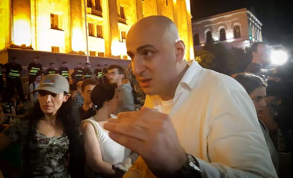 Горячие протесты в Тбилиси: начало акции затягивается из-за жары - Sputnik Грузия