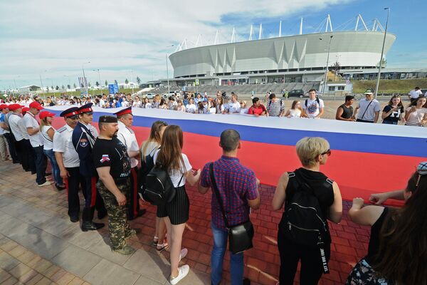 Участники празднования в Ростове-на-Дону развернули самый длинный российский триколор у стадиона Ростов-Арена - Sputnik Грузия