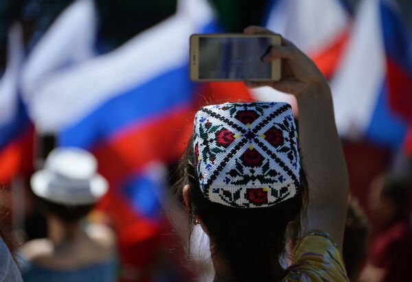 День России празднуют по всей стране вне зависимости от религиозных и политических предпочтений - Sputnik Грузия