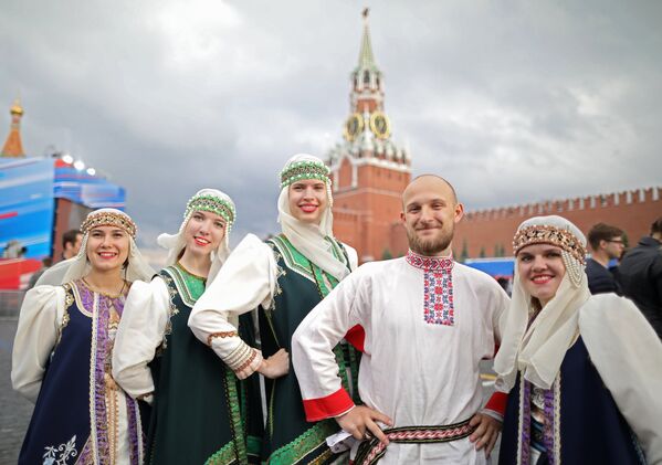 Чтобы отметить праздник, часть жителей пришли на Красную площадь в национальных костюмах - Sputnik Грузия