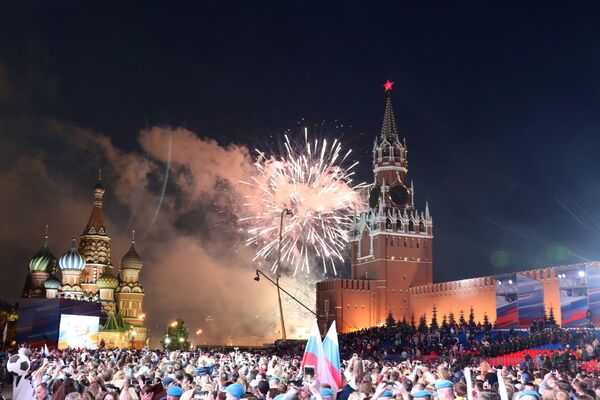 Салют по случаю празднования Дня России на Красной площади в Москве - Sputnik Грузия