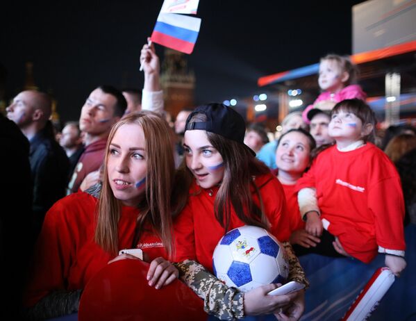 Некоторые зрители, присутствовавшие на праздничном концерте, держали в руках футбольные мячи - скоро в России начнется чемпионат мира по футболу-2018 - Sputnik Грузия