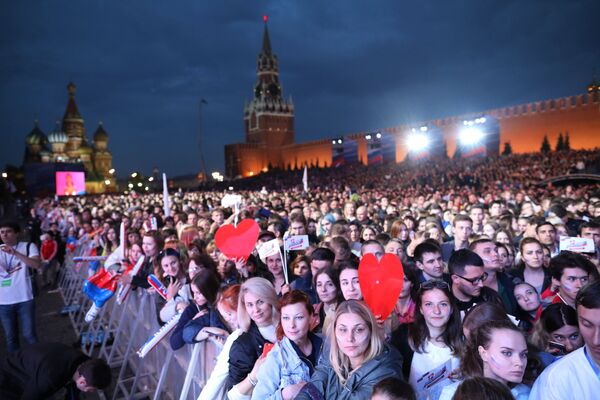 Массовые народные гуляния, спортивные мероприятия и концерты - так проходит празднование Дня России - Sputnik Грузия