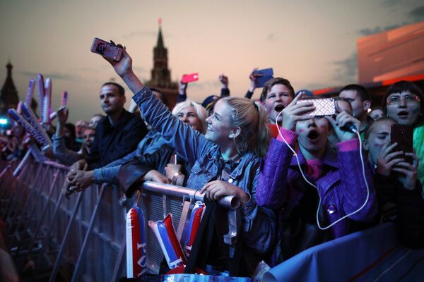 Селфи на память. Праздничный концерт на Красной площади в Москве посетило множество людей - Sputnik Грузия