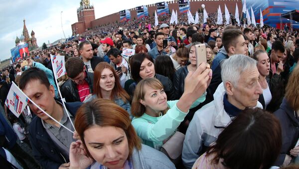 Участники празднования Дня России на Красной площади в Москве - Sputnik Грузия