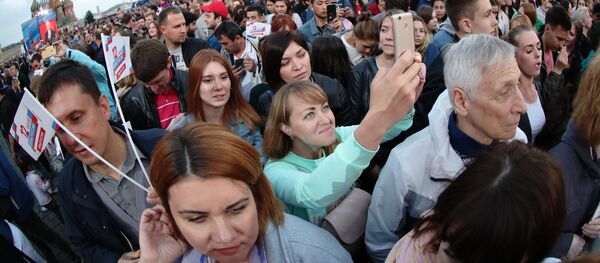 Участники празднования Дня России на Красной площади в Москве - Sputnik Грузия