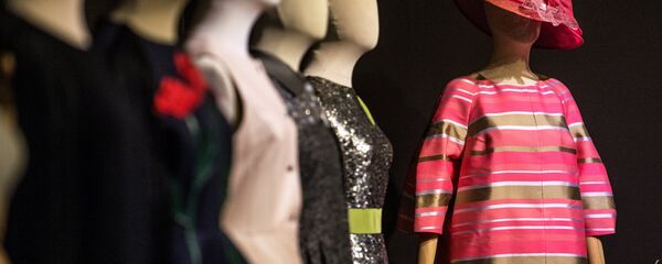 Презентация нового каталога выставки 100 лет моды в России: 1915-2015. Из коллекции Александра Васильева Презентация нового каталога выставки 100 лет моды в России: 1915-2015. Из коллекции Александра Васильева - Sputnik Грузия