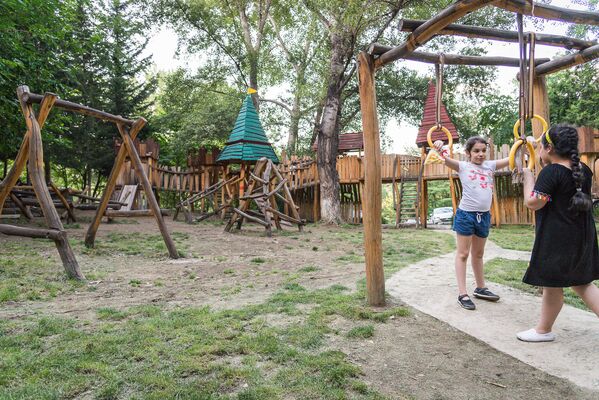 Сегодня парк открыт для посещения. Благодаря столичной мэрии жители Тбилиси могут весело и интересно провести время на свежем воздухе - Sputnik Грузия