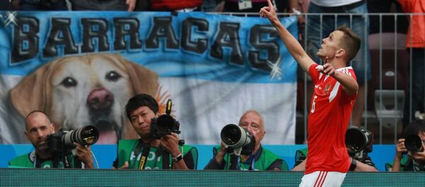 Денис Черышев (Россия) радуется забитому голу - Sputnik Грузия