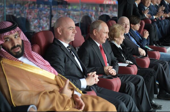 Вместе с президентом РФ за церемонией открытия наблюдали наследный принц Саудовской Аравии Мухаммед ибн Салман Аль Сауд и президент FIFA Джанни Инфантино - Sputnik Грузия