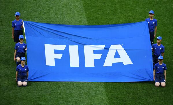 Перед началом церемонии открытия чемпионата на поле вынесли флаг Международной Федерации футбола FIFA - Sputnik Грузия