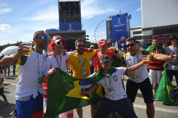 Болельщики сборных Бразилии и Швейцарии накануне матча чемпионата мира по футболу FIFA-2018 между сборными Бразилии и Швейцарии в Ростове-на-Дону - Sputnik Грузия