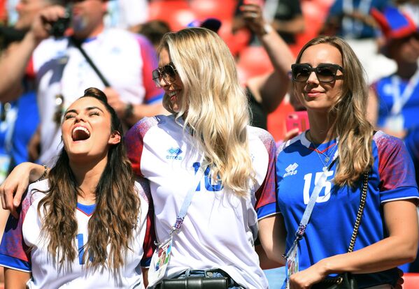 Болельщицы сборной Исландии во время матча группового этапа чемпионата мира по футболу FIFA-2018 между сборными Аргентины и Исландии - Sputnik Грузия