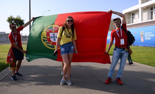Болельщица сборной Португалии перед матчем группового этапа чемпионата мира по футболу между сборными Португалии и Испании - Sputnik Грузия