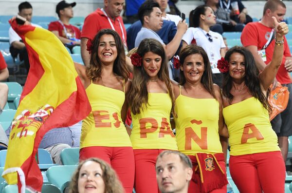 Болельщики сборной Испании перед началом матча группового этапа чемпионата мира по футболу между сборными Португалии и Испании Болельщики сборной Испании перед началом матча группового этапа чемпионата мира по футболу между сборными Португалии и Испании - Sputnik Грузия
