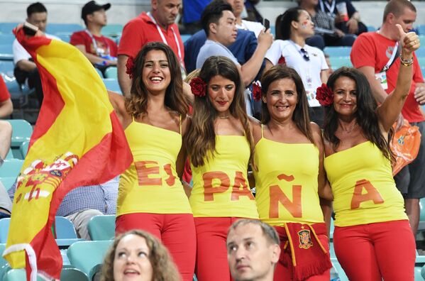 Болельщики сборной Испании перед началом матча группового этапа чемпионата мира по футболу между сборными Португалии и Испании - Sputnik Грузия