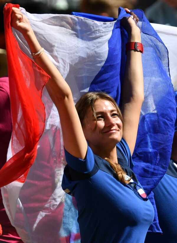 Болельщица сборной Франции во время матча группового этапа чемпионата мира по футболу между сборными Франции и Австралии - Sputnik Грузия