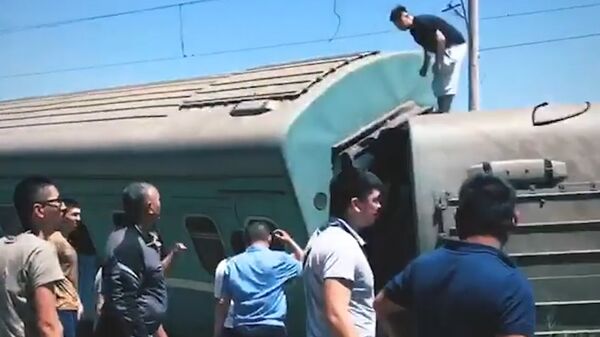 Пассажирский поезд сошел с рельсов в Казахстане. Кадры с места ЧП - Sputnik Грузия
