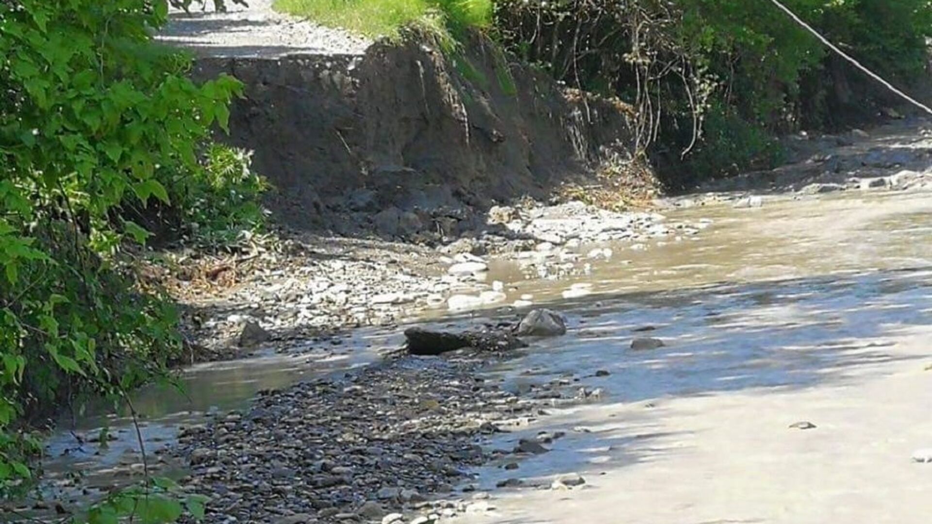 Река Черемисхеви размыла автомобильную дорогу в Кахети - Sputnik Грузия, 1920, 26.06.2023