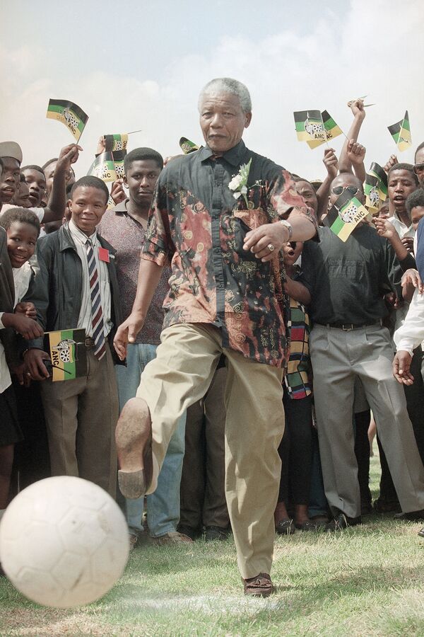 Президент Африканского национального конгресса Нельсон Мандела играет с мячом в Школе сельскохозяйственной подготовки Boskop в Южной Африке, 1994 год - Sputnik Грузия