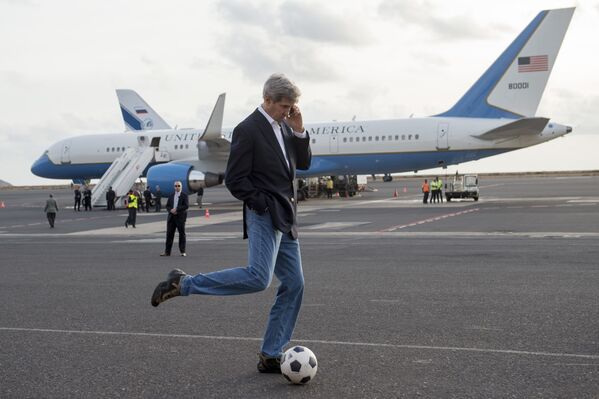 Госсекретарь США Джон Керри во время игры с футбольным мячом, 2014 год - Sputnik Грузия