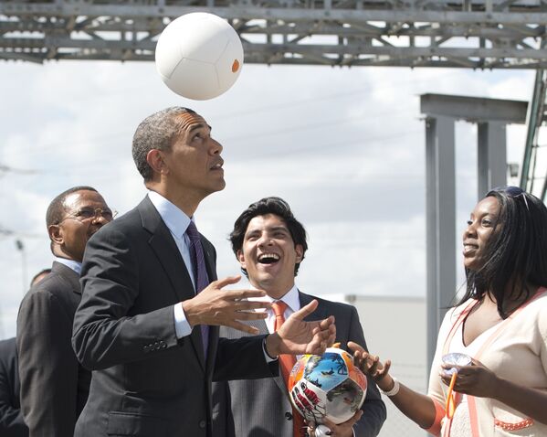 აშშ-ის პრეზიდენტი ბარაკ ობამა ტანზანიაში ფეხბურთის ბურთით თამაშის დროს, 2013 - Sputnik საქართველო