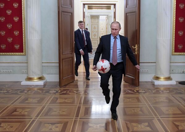 Президент РФ Владимир Путин с мячом после встречи в Кремле с президентом ФИФА Джанни Инфантино - Sputnik Грузия