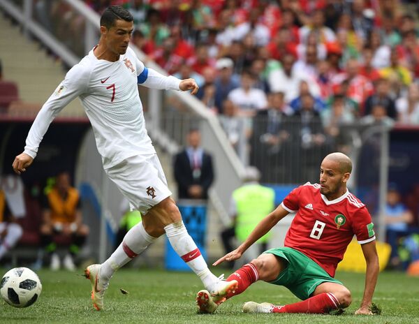 Футбол. ЧМ-2018. Матч Португалия - Марокко. Криштиану Роналду (Португалия) и Карим аль-Ахмади (Марокко) - Sputnik Грузия