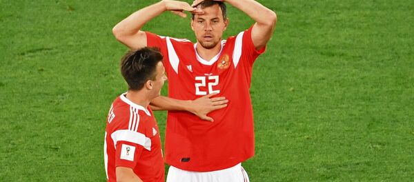 Александр Головин и Артем Дзюба радуются забитому голу - Sputnik Грузия