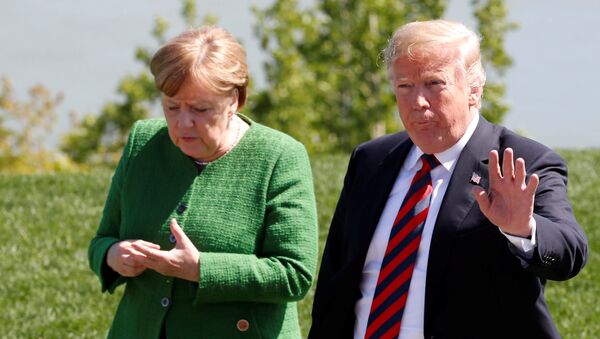 Канцлер Германии Ангела Меркель стоит рядом с президентом США Дональдом Трампом - Sputnik Грузия