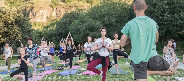 ისინი, ვინც იოგას ვარჯიშს იწყებენ, საკმაოდ სწრაფად ამჩნევენ დადებით ცვლილებებს შეგრძნებებსა და განწყობაში ისინი, ვინც იოგას ვარჯიშს იწყებენ, საკმაოდ სწრაფად ამჩნევენ დადებით ცვლილებებს შეგრძნებებსა და განწყობაში - Sputnik საქართველო