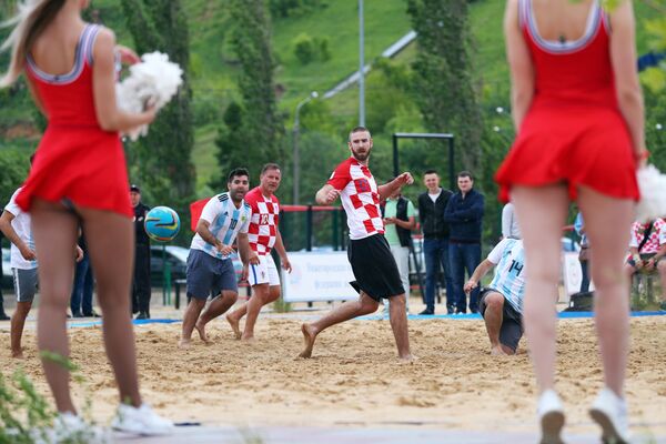 Фанаты устроили настоящий футбольный праздник на песчаном пляже Нижнего Новгорода. Хорваты правда, проиграли - но наверное, они больше смотрели на девушек, чем на мяч - Sputnik Грузия
