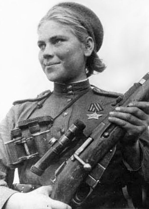 Снайпер Роза Шанина с винтовкой Мосина и 3,5-кратным прицелом ПУ, 1944 год. Была известна способностью вести точную стрельбу по движущимся целям дуплетом — двумя идущими друг за другом выстрелами. На счету Розы Шаниной записано 59 подтверждённых уничтоженных солдат и офицеров противника - Sputnik Грузия