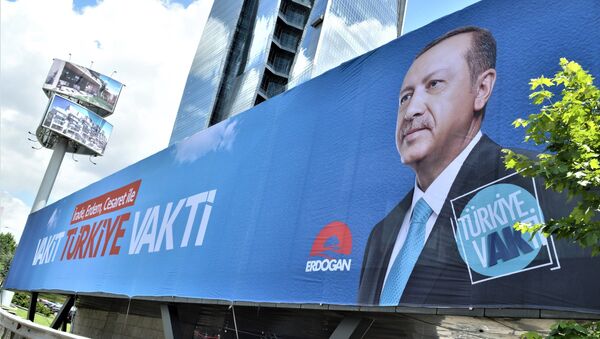 Предвыборный агитационный плакат действующего президента Турции Реджепа Тайипа Эрдогана на одной из улиц в Анкаре - Sputnik Грузия