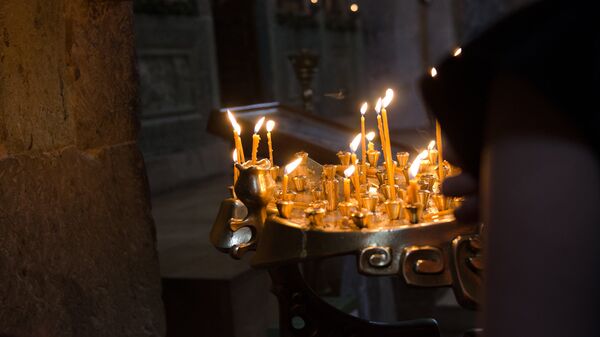 Горящие свечи в церкви - Sputnik Грузия