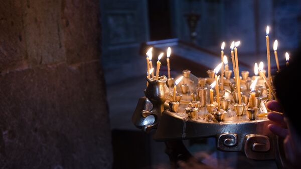 Горящие свечи в церкви - Sputnik საქართველო