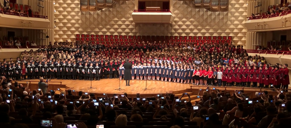 Сотни детей поют Мравалжамиер - Sputnik Грузия