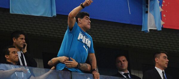 დიეგო მარადონა მაყურებელთა ტრიბუნაზე - Sputnik საქართველო