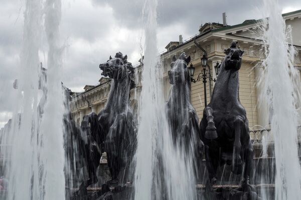 Главной составляющей фонтана Гейзер на Манежной площади в Москве является скульптурная группа, состоящая из четырех коней, олицетворяющих собой сезоны года. Именно поэтому у водной конструкции существует еще одно название - фонтан Четыре времени года. Автором проекта является известный скульптор и художник Зураб Церетели - Sputnik Грузия