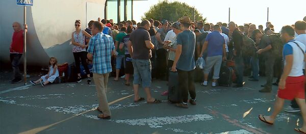 Очереди из людей и машин у КПП Сарпи Очереди из людей и машин у КПП Сарпи - Sputnik Грузия