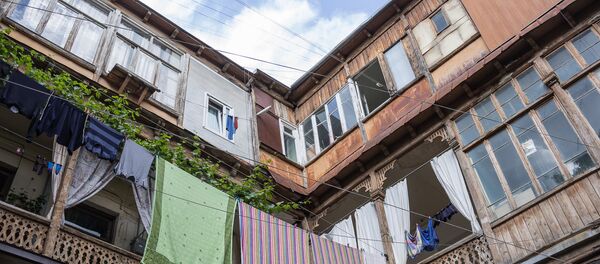 Внутренний двор дома в районе Сололаки - Sputnik Грузия