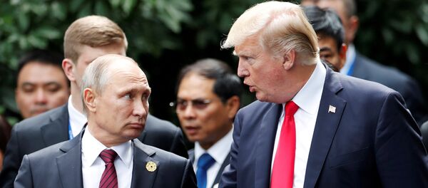 Президент США Дональд Трамп и президент России Владимир Путин беседуют на семейной фотосессии на саммите АТЭС в Дананге, Вьетнам - Sputnik Грузия