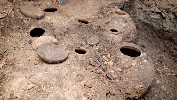 Древние квеври, которые обнаружили в рамках проекта по восстановлению площади Гудиашвили - Sputnik Грузия