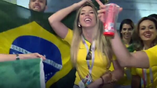 Бразильцы устроили карнавал после победы - Sputnik Грузия