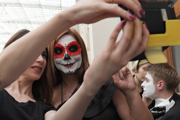В День смерти у мексиканцев принято веселиться. Мексиканцы готовят сладости в виде черепов и фигурок женских скелетов, напоминающих Катрину - Sputnik Грузия