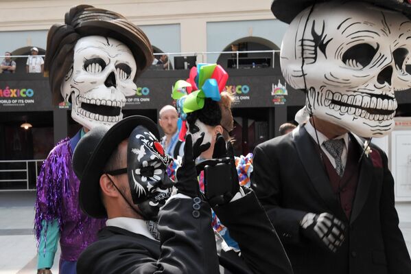 Благодаря карнавалу, жители и гости Москвы смогли ощутить атмосферу традиционного мексиканского праздника и ближе познакомиться с культурой этой страны - Sputnik Грузия