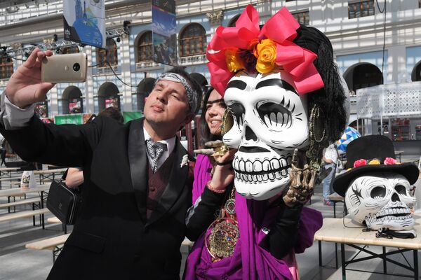 Дом болельщиков Мексики устроил в Москве карнавал День мертвых, посвященный одноименному празднику. Главный символ торжества - Калавера Катрина - Sputnik Грузия